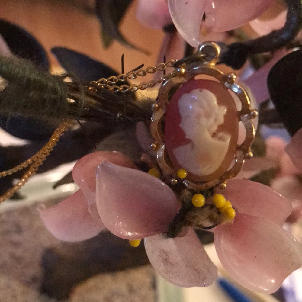 Vintage engraved shell cameo necklace